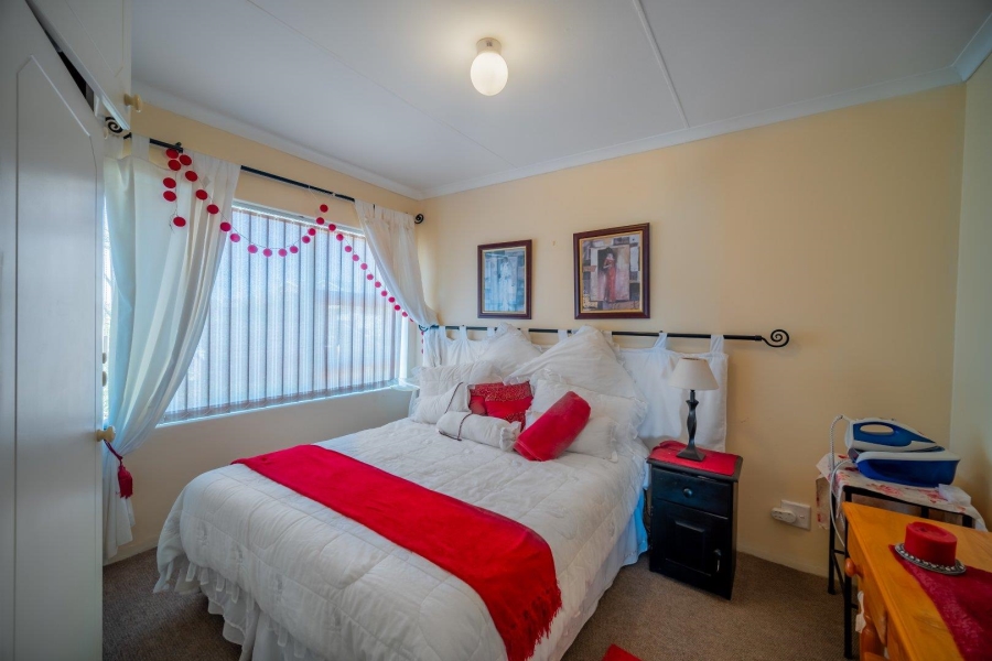 5 Bedroom Property for Sale in Wavecrest Eastern Cape